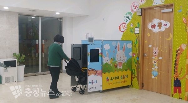 예산군청 유아휴게실 앞에 설치된 다용도 소독기 모습