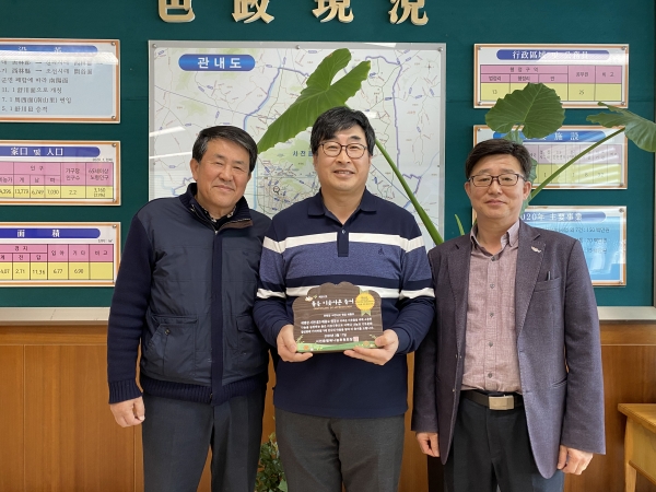 위앤장서천내과 배종오 원장, 서천읍 좋은 이웃사촌 69호 선정(사진 가운데 배종오 원장)