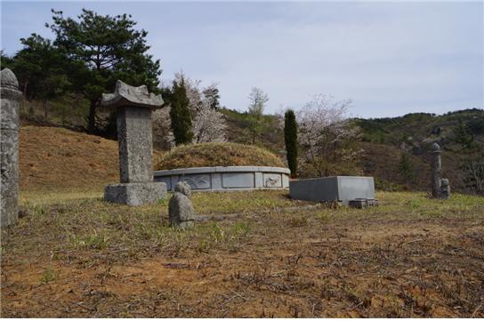 내산 이익태 묘