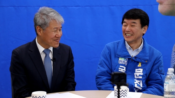 김수현(왼쪽) 정책단장과 더불어민주당 문진석 천안갑 국회의원 예비후보