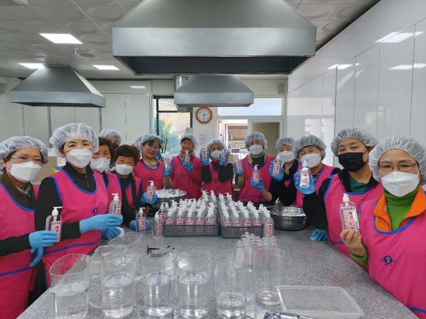 생활개선청양군연합회 손소독제 1000개 전달