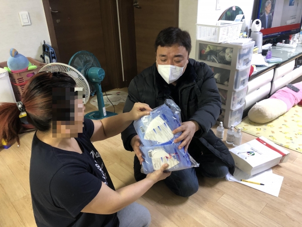 천안시누리별장애인종합복지관 관계자가 사례관리 이용가정에 마스크와 손소독제를 전달하고 있다