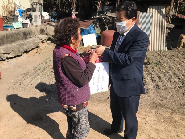 청양 정산면, 홀몸노인에 ‘한끼 가득 식품 꾸러미’ 전달