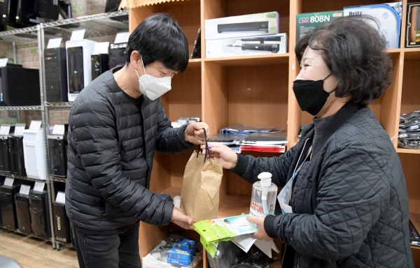 코로나19 확산 방지 위해 소상공인에 손세정제, 마스크 배부 모습