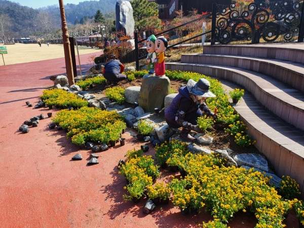 뿌리공원에 봄꽃식재, 전정 작업을 통해 봄맞이 새 단장 중