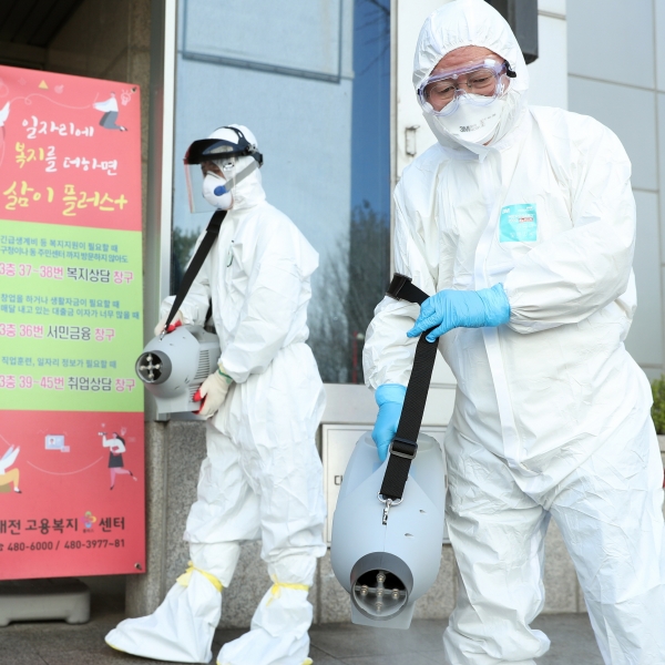 장종태 서구청장이 확진자가 다녀간 대전고용복지플러스센터에서 서구보건소 방역팀과 함께 긴급 방역을 실시했다.