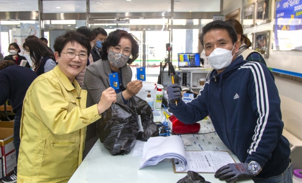 박정현 대덕구청장은 지난 20일 구청 현관에서 열린 전통시장 상품 공동구매 장터에서 공무원들과 함께 장을 봤다.