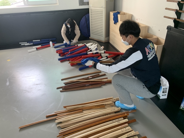 방역봉사단이 민간체육시설을 소독하고 있다.