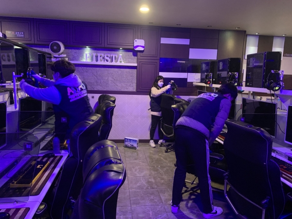 아산시체육회·아산시장애인체육회 방역봉사단이 PC방 소독 모습