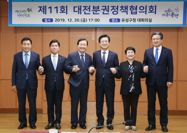 지난 2019 대전분권정책협의회에서 허 시장과 5개구청장들