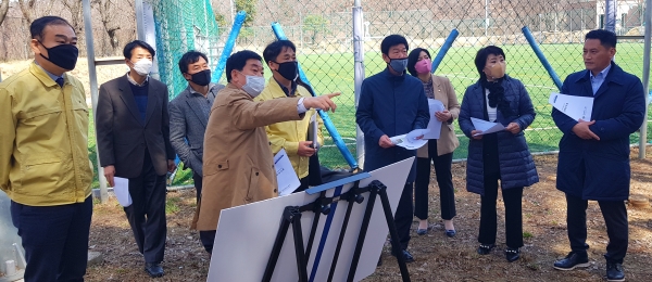 20일 사회도시위원회에서는 산서생활체육공원 조성사업 현장을 방문해 사업추진 현황을 중구청 사업부서 관계자들로부터 청취