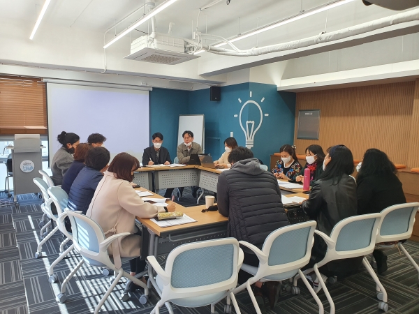 주민공모사업 신청을 위해 논의 중인 주민들