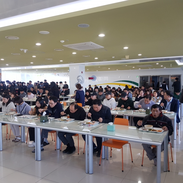 당진시청 구내식당에서 한줄로 앉아 식사하는 모습