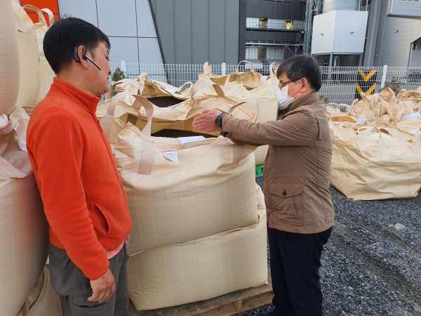 토양개량제 공동 살포 추진 (공동 살포 현장을 방문한 노박래 군수).