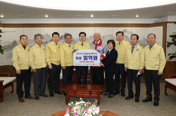 양승조 충남도지사(가운데)를 비롯하여 추욱 농림축산국장, 박은희 충남사회복지공동모금회 사무처장, 길정섭 충남농협본부장, 조두식 충남영업본부장, 류병관 농협노조세종⦁충남지역위원장, 민병억 직산농협조합장, 정문영 천안축협조합장, 천해수 아산축협조합장 등이 참석하여 코로나19 극복 기금을 전달했다.