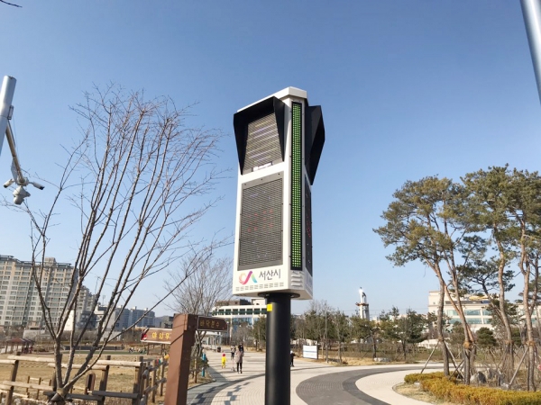 동문근린공원에 설치된 미세먼지 알림판 모습