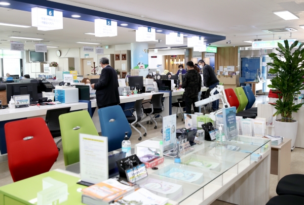 군청 민원봉사과 민원실.