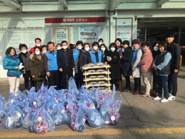 행복키움지원단이 코로나19로 어려운 상황에 놓인 홀로 사는 어르신 등을 위한 밑반찬 등을 전달하기 전에 기념사진