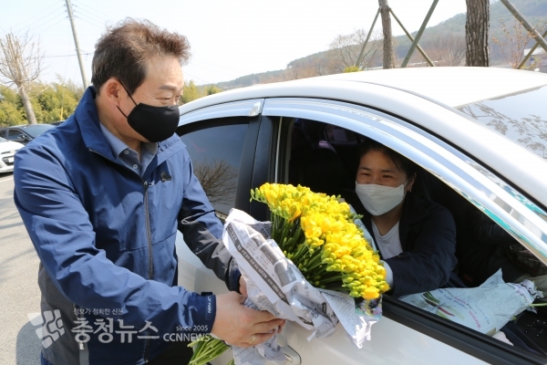 봄꽃 나눔 판촉전 드라이브 스루