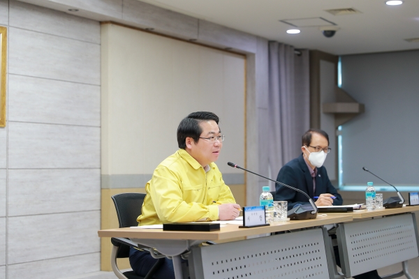 오세현 아산시장이 26일 시청 상황실에서, 아산시 비상경제대책본부 회의를 주재하고 대책 마련에 나서고 있다.