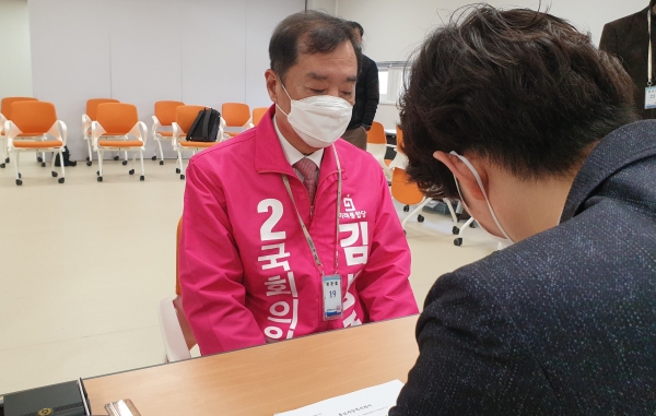 21대 총선 세종시 을 선거구에 출마한 미래통합당 김병준 후보 / 충청뉴스 이성현 기자