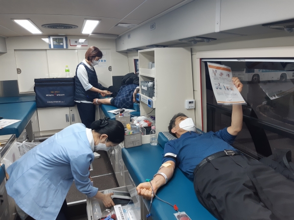 코로나19로 혈액 수급난 극복 위해 헌혈에 동참 모습