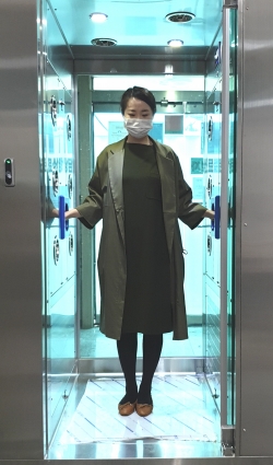 코로나19 예방 선별진료 역량 강화 (에어샤워 대인 소독설비 사용 모습).