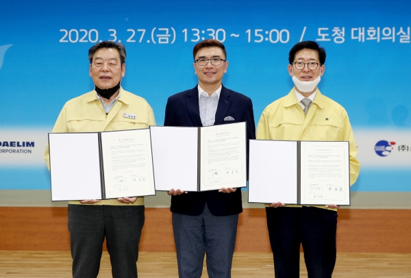 태안군이 ㈜스탠다드뱅크과 125억 원 규모의 투자 양해각서를 체결했다. 사진은 협약식 모습(왼쪽부터 가세로 태안군수, 김한준 ㈜스탠다드뱅크 대표, 양승조 충남도지사)