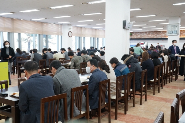 시청직원들이 한줄식사 하는 모습