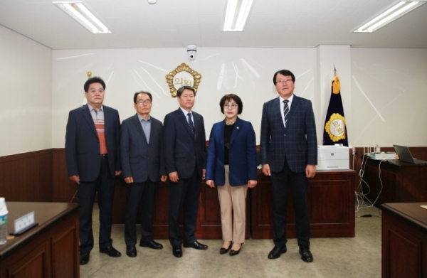 금산군의회 금산군 결산검사 위원 위촉장 수여 (좌측부터) 김남기 위원, 장정변 위원, 신건주 위원, 김근수 대표위원, 김종학 의장