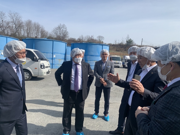 김용식 조합감사위원장(가운데)이 길정섭 농협 충남지역본부장(왼쪽), 박윤규 오천농협조합장(오른쪽가운데) 등과 함께 농.축협의 애로사항 및 제도개선 등에 대한 의견을 나누고 있다.