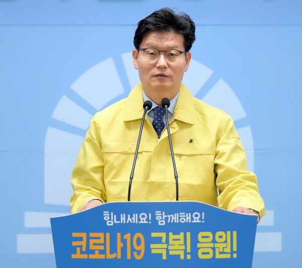 제71차 정례브리핑중인 김정섭 공주시장