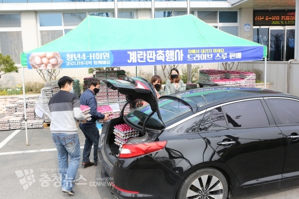지난 1일 농업기술센터에서 열린 계란 판촉전 드라이브스루 방식의 판매 현장