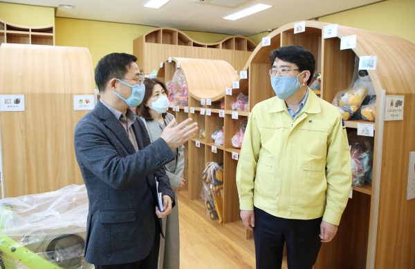 맹정호 서산시장이 6일 긴급돌봄 운영시설을 방문해 운영 현황을 점검하고 있다.