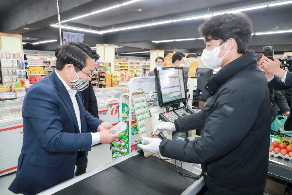 코로나19로 영업에 어려움 겪는 지역 마트에 방문해 아산사랑 상품권으로 물건을 구입하는 오세현 아산시장
