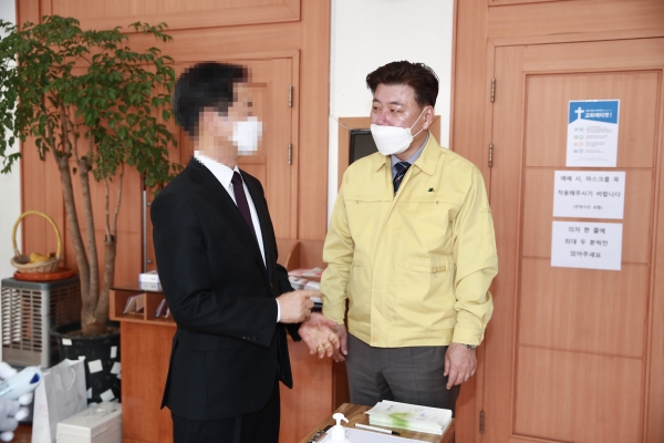 구만섭 천안시장 권한대행이 지역 내 한 교회를 찾아 사회적 거리두기에 동참해 줄 것을 당부하고 있다.