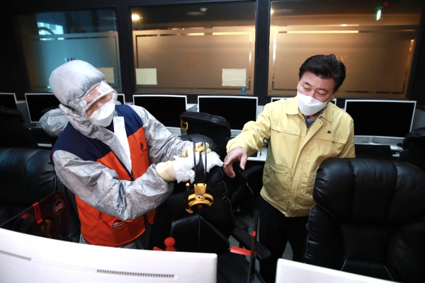 구만섭 천안시장 권한대행이 지역 내 한 PC방을 방문해 방역팀 활동을 지휘하고 있다.