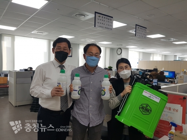 군청 직원들이 종교시설에 배부할 약품을 들어보이는 모습