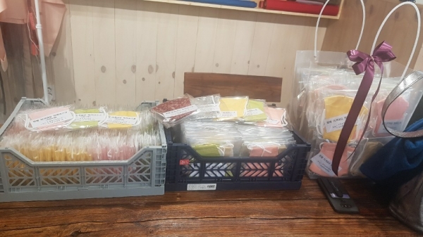 아동·여성 폭력 피해자를 지원하고 예방하기 위하여 면 마스크 350장을 직접 제작하여 탄방동 행정복지센터에 기탁했다.