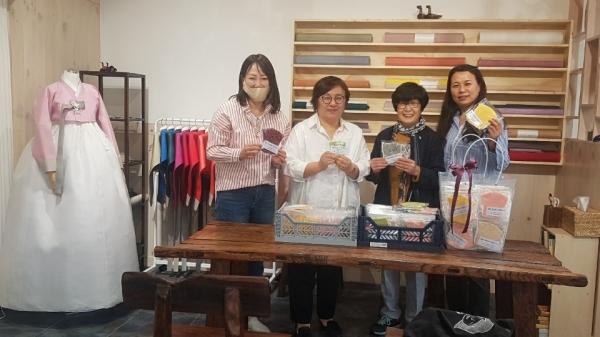 탄방길 작은도서관과 새마을부녀회는 지난 6일 코로나19 장기화에 따른 경기침체와 더불어 최근 N번방 사건 등을 접하며 여성과 아동을 상대로 한 디지털 폭력행위의 심각성을 느끼고, 아동·여성 폭력 피해자를 지원하고 예방하기 위하여 면 마스크 350장을 직접 제작하여 탄방동 행정복지센터에 기탁했다. 기탁된 마스크는 여성폭력방지시설협의회에 전달했다