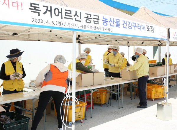 맹정호 서산시장이 6일 농산물 건강꾸러미 포장 작업을 하고 있다.