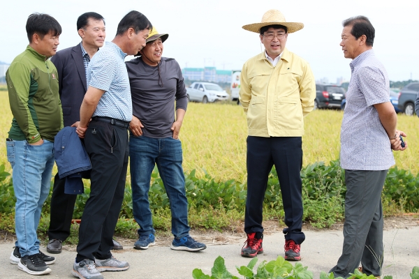 지난해 맹정호 서산시장 영농현장 농업인과 대화하는 사진
