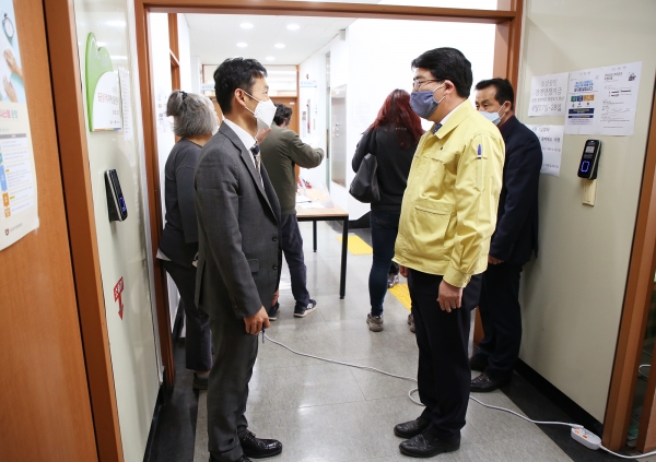 맹정호 서산시장이 지난 7일 오후 코로나19 피해로 인한 긴급생활안정자금지원 접수가 진행되고 있는 서산시청 2청사를 방문해 소상공인들의 애로사항을 청취하고, 대상자들의 불편 최소화를 위해 신속한 업무처리를 담당자들에게 지시했다.