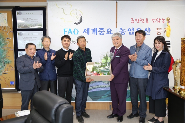 군수실에서 열린 농산물꾸러미 드라이브 스루 판매 설명회에서 문정우 군수와 관계자들이 포즈를 취하고 있는 모습