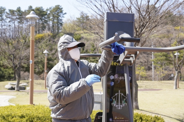 천안시 관계자들이 쌍용공원을 소독하고 있는 모습.