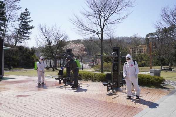 천안시 관계자들이 쌍용공원을 소독하고 있는 모습.