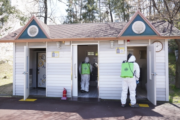 천안시 관계자들이 쌍용공원을 소독하고 있는 모습.