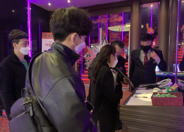 천안시가 유흥주점에 준수사항 이행여부 점검을 경찰과 합동으로 실시하고 있다