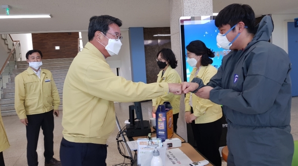 ​간부공무원, 청사 관리요원 및 학원 관계자 격려​