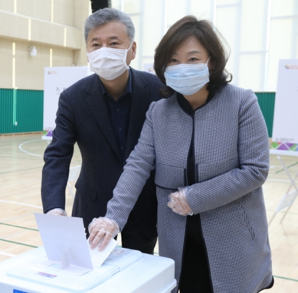 더불어민주당 홍성국(왼쪽) 세종갑 국회의원 후보와 부인 한인숙씨